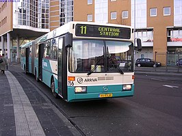 Een O405G in de Arriva-kleuren op het Groninger hoofdstation.