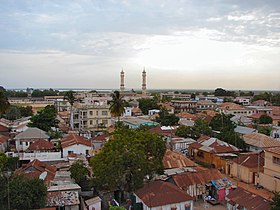 Panorama grada sa džamijom saudijskog kralja Fahda