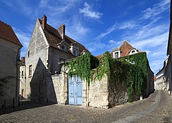 L'hôtel Saint-Joseph de 1649, 13 rue du Four, à l'angle avec la rue Alphonse-Cardin.