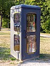 Bücher-Telefonzelle am Parkplatz des Aurelium