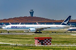 Een Boeing 777-300ER van Cathay Pacific in Oneworld-kleuren