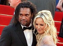 Le couple Karembeu prenant la pose pour les photographes