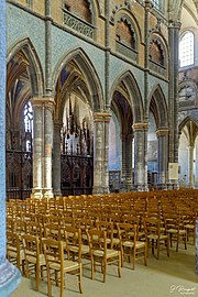 La nef et les grandes arcades.