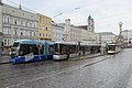 Zwei Generationen von Cityrunnern auf dem Linzer Hauptplatz, rechts die Pöstlingbergbahn