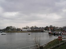 Veerpont bij de Lek met aan de overkant de Veerweg