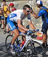 Denis Menchov porteur du maillot blanc pendant l'ascension de L'Alpe d'Huez, lors du Tour de France 2003.