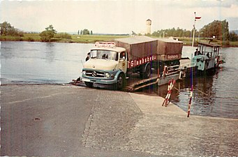 Ein LKW der Glaabsbräu verlässt die Fähre ca. 1965