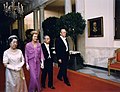 Presiden AS Gerald Ford, Wanita Pertama Betty Ford, Maharaja Hirohito dan Maharani Nagako dari Jepun (lelaki memakai white tie) pada majlis santapan negara (1975)