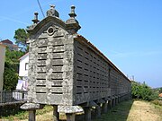 Hórreo de cantería sobre esteos e soleira en Lira.