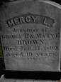 Der stehende Grabstein trägt die Inschrift „Mercy L. daughter of George T. & Mary E. Brown. Died Jan. 17, 1892, Aged 19 years.“