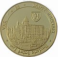 Médaille dorée représentant une ville vue d'un port.