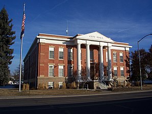 Adams County Courthouse in Brighton (2010). Dieses 1906 errichtete ehemalige Courthouse des County dient seit den 1970er Jahren als Rathaus von Brighton. Es ist seit Oktober 2006 im NRHP eingetragen.[1]