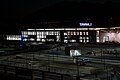 Vista nocturna de la terminal 2.