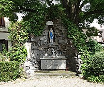 Le monument à Marie dans l'enceinte de l'église.