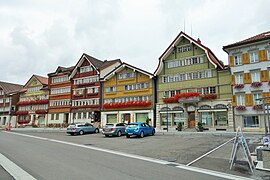 Häuserzeile am Dorfplatz