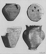 Pierre à cupules (en haut, à droite) et vase en terre cuite datant de l'âge du bronze trouvés dans le tumulus de Coat-Penn-Goat à Saint-Goazec (en bas à droite) ; les deux autres vases ont été trouvés à Spézet