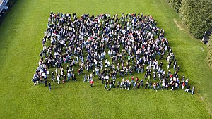 « Tous les élèves et professeurs de l'école secondaire de Baden » (canton d'Argovie).