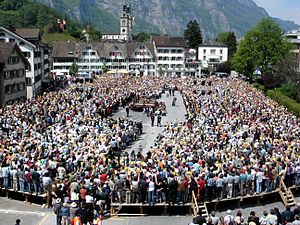 La Landsgemeinde est une institution de démocratie directe que l'on ne trouve plus que dans les cantons d'Appenzell Rhodes-Intérieures et de Glaris.