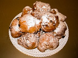 Oliebollen met krenten en poedersuiker