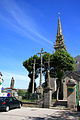 Plouguerneau : l'église paroissiale Saint-Pierre-et-Saint-Paul et le calvaire.