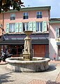 La fontaine sur la place du village.