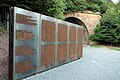 Westliches Südportal des alten Engelbergtunnels und KZ-Mahnmal (Juli 2005)