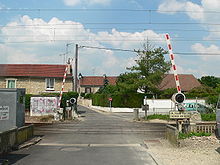 Un passage à niveau à fonctionnement automatique.