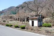 太子駅の駅施設の一部だった便所とホッパー跡。復元整備前の様子（2008年4月）