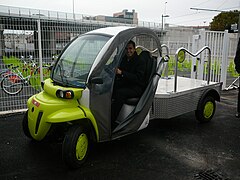 Réassort Vélomagg' par véhicule électrique.