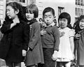 Alguns petits d'ascendència japonesa, a l'escola pública Weill, San Francisco, Califòrnia, prometent honor a la bandera dels Estats Units