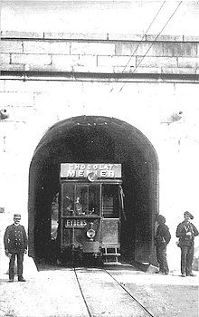 Photographie d'un tramway électrique sortant de la porte des Alpes en direction d'Eybens.