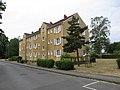 Hauptgebäude innerhalb der Siedlung Stegerwaldplatz