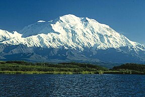 Denali soos vanaf die noorde gesien, met Wonder Lake in die voorgrond