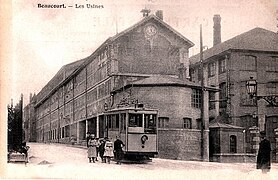 Photo en noir et blanc de deux bâtiments d'usine.