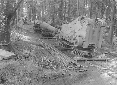 Küstengeschütz Canon de 240 mm modèle 1884 mit hölzerner, stahlverstärkter Hilfslafette im August 1916 bei Dannemarie. Das Geschütz ist zum Transport in zwei Lasten zerlegt.