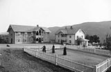 Damer spiller krokket på gressbane ved Frydenlund hotell i Valdres på 1880-tallet Foto: Axel Lindahl / Norsk Folkemuseum