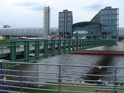 Gustav-Heinemann-Fußgängerbrücke mit Vierendeelträger vor dem Hauptbahnhof Berlin, 2005