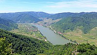 uitzicht over het Donautal, links de Aggsteiner Straße bij Arnsdorf