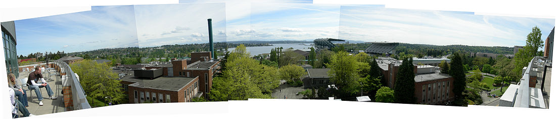 Panoramisch uitzicht op de Alberg Terrace van het Allen Gebouw (Computer Science & Engineering). Richting het oosten bevinden zich het Mechanical Engineering-gebouw (links) en Civil Engineering building (rechts).