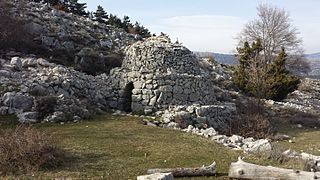 Borie, cabane en pierres sèches servant à abriter les bergers depuis le XIXe siècle. Sur le GR4 entre Grasse et Caussols