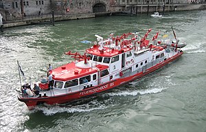 Bateau-pompe des pompiers bâlois naviguant sur le Rhin.