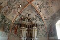 Barocker Altar der Marienkirche in Waabs mit gotischen Apostel- und Heiligenfiguren vor der gotischen Wandmalerei