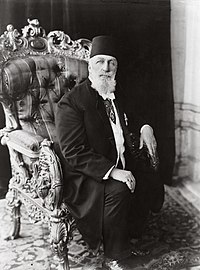 آخر خُلفاء المُسلمين عبدُ المجيد خان بن عبد العزيز العُثماني في إسطنبول سنة 1923م، أي قبل سنة واحدة من نفي العائلة العُثمانيَّة خارج الأراضي التُركيَّة