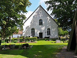 Kyrkan från väster med huvudingången