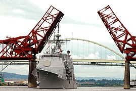 USS Bunker Hill đi ngang bên dưới Cầu Broadway ở Portland, Oregon, Hoa Kỳ