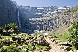 Cirque d'où se précipitent plusieurs cascades.