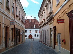 La rue Matthias Corvin, roi de Hongrie, né à Kolozsvár. Au fond se trouve la maison de Matthias Corvin (XVe siècle) où, selon la tradition, le roi est né. À présent, elle est le siège des Beaux-Arts.