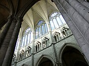 Het blinde triforium, de vensters van de lichtbeuk en de vierdelige gewelven van het middenschip. Op de voorgrond de hoge pijlers van de grote arcades, versterkt door vier gebundelde colonnettes