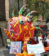 Monumental alebrije called Michin Rojo with sign thanking Pedro Linares for alebrijes creation.