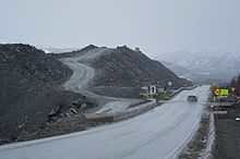 Foto von Straßenbauarbeiten in gebirgiger Umgebung